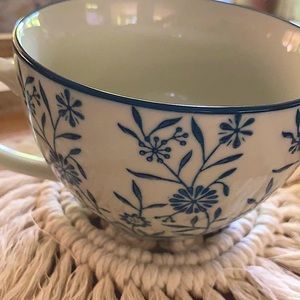 🔷Beautiful blue and white cup donated